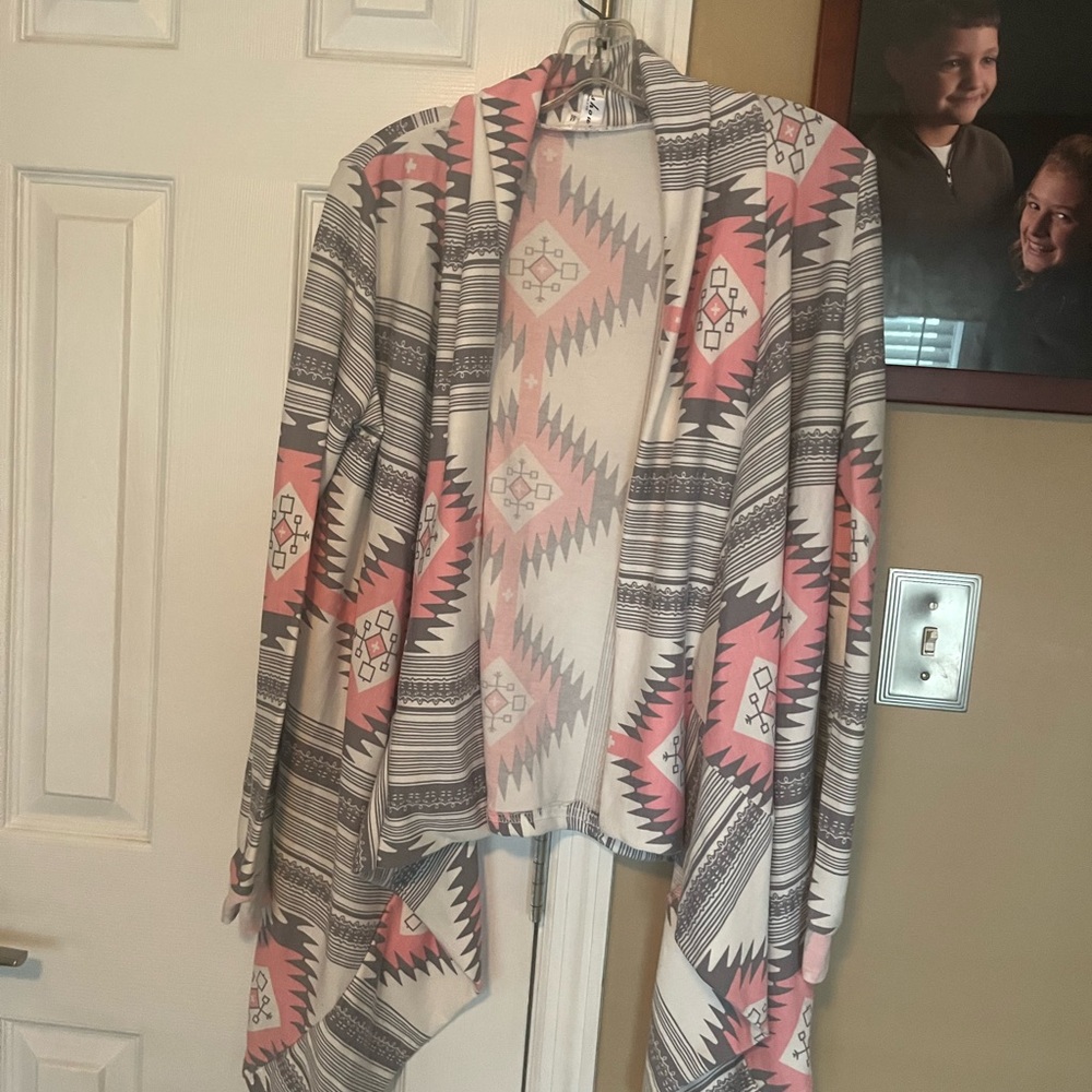 Le show Open-Front Aztec Print Cardigan - Pink & gray.  High low medium